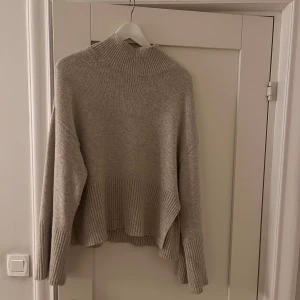 Stickad tröja - Båda tröjorna är i storlek M Från Gina Tricot i både beige och grå • vida armar • liten krage • slits på sidorna  150 kr för en och 200 för båda 💛 