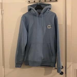 Dickies hoodie  - En ljus blå hoodie från dickies. I bra skick och väldigt skön hoodie.🙌