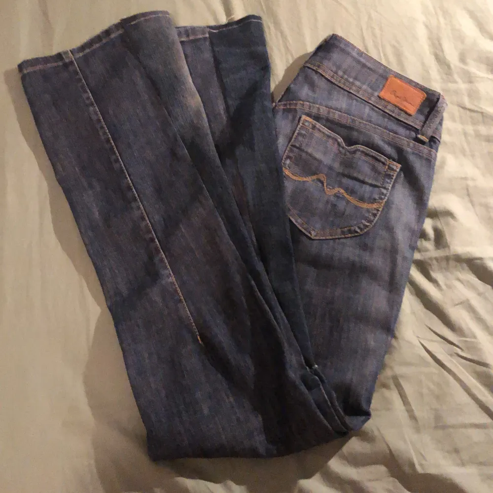 Skitsnygga lågmidjade pepe jeans som är omsydda till bootcut. Detaljer på bakfickorna, dubbla knappar och inbroderat ”pepe jeans” i skrivstil på ena framfickan. Inget slitage och bra kvalitet. Säljer bara för att det är för små för mig:(. Jeans & Byxor.