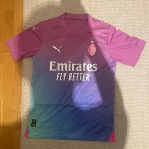 Av Milan tröja  - Av Milan tröja i nyskick. Tröjan en väldigt snygg och unik tröja som är väldigt eftertraktad. Den är endast provad och säljer den då den är för stor. Tröjan är i storlek S och bara att höra av sig vid frågor.