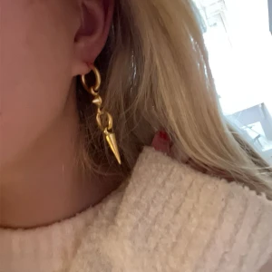 Guld örhänge - Så fint örhänge från syster p. Aldrig använt utan bara testat de. I nyskick. Box medföljer❤️ Nypris 1200kr