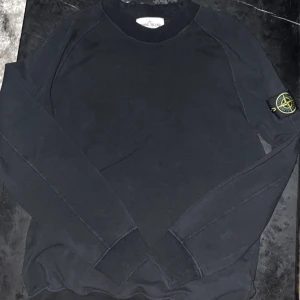 Stone Island tröja - Vi säljer nu denna snygga tröja från Stone Island. Perfekt för både vardag och fest.                                                  Storlek: S                                                  Skick: 9/10                                                    Hör av er vid frågor och funderingar⭐️