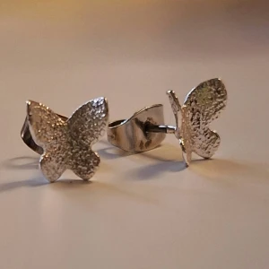 Fjäril Örhängen Silver - De här örhängena är i silver och är nickel fria.💗 Jag säljer dessa örhängen för att jag inte använder så mycket silver❤️‍🔥 de har inga skador eller rost. Skriv om ni vill ha fler bilder.💞Pris kan diskuteras!💖