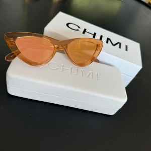 Chimi solglasögon i brun nyans - Snygga Chimi solglasögon i en fin brun nyans. Superfina och inga synliga repor eller liknande. 