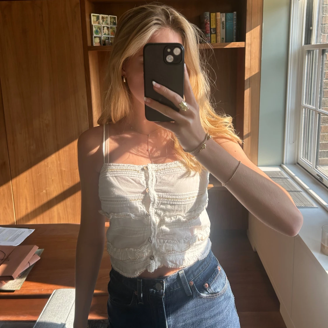 Vit topp med guld detaljer 