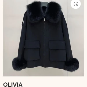 Svart jacka med fuskpälsdetaljer - SÖKER                                                                                    Söker denna supersnygga jackan ifrån ssshop, den är svindyr så hade önskat att någon hade velat sälja den hyfsat billigt. Ingen aning hur den är i storlek men kan tänka mig att jag behöver en storlek m elr s