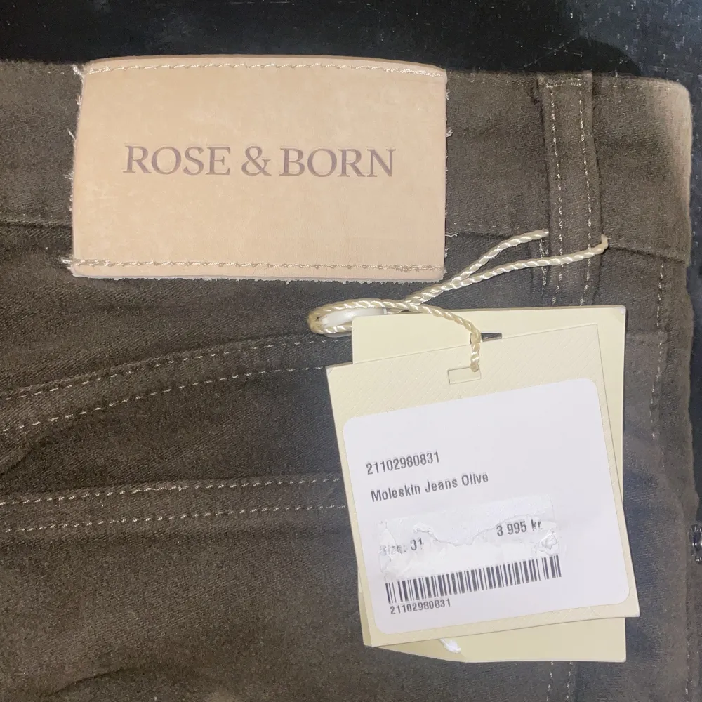 Säljer ett par snygga olivgröna moleskinbyxor från Rose & Born i storlek M. Byxorna är tillverkade i Italien och har en slim passform med fem fickor. Materialet är 98% bomull och 2% elastan, vilket ger en skön stretch. Perfekta för både vardag och fest!. Jeans & Byxor.