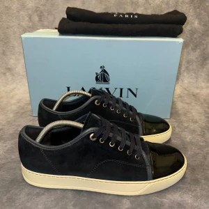 LANVIN CAP TOE  - - Lanvin Cap toe  - Skick: 9,5/10 - Tillbehör: dustbag - Storlek UK8/42 passae mer 43  - Nypris ca 5200 // Deluxecloset