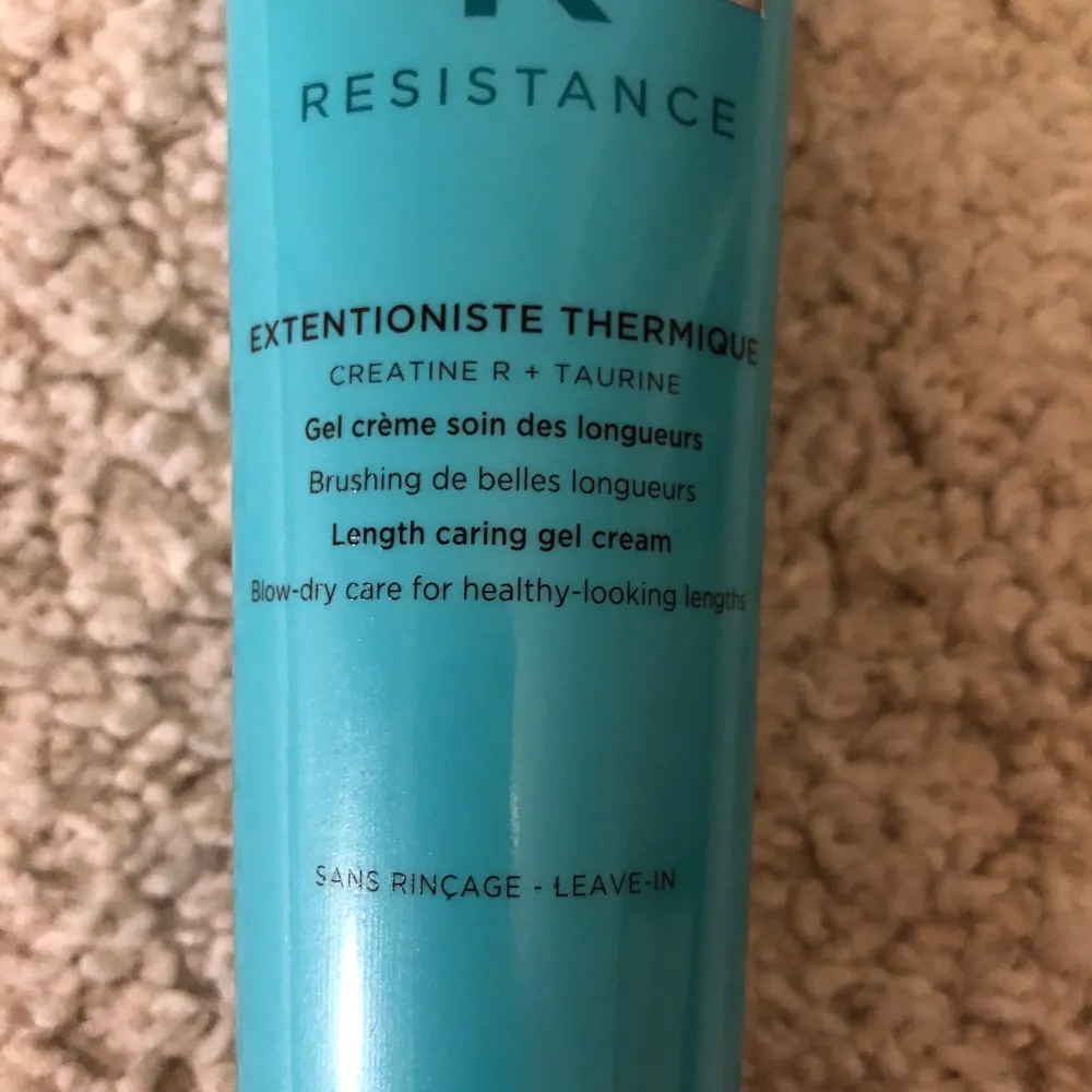 Säljer en Kérastase Resistance Extentioniste Thermique gelkräm. Perfekt för att skydda och vårda hårets längder vid föning. Innehåller kreatin och taurin för att stärka och ge ett friskt utseende. Leave-in formula som inte behöver sköljas ur. Perfekt för dig som vill ha längre och starkare hår! Använd ett fåtal gånger minst 80 procent kvar.. Skönhet.