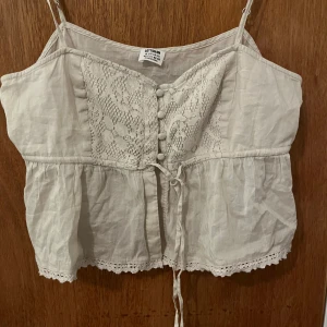 Söt blus / topp  - Sååå söt blus / topp med jättefina detaljer💖 är typ off white / beige färg!Den är L/M lite stor för mig som har S.