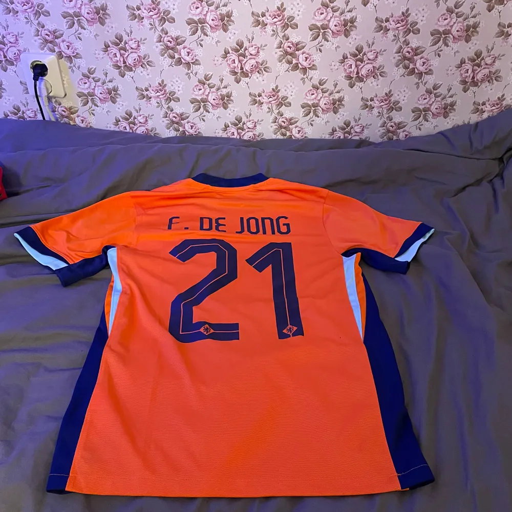 Säljer denna nederländerna tröja med frenkie de jong på ryggen. Tröjan är från em 2024. T-paidat.