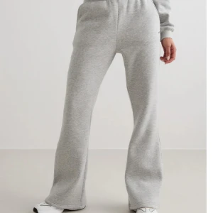 Aimn mjukisbyxor  - Aimn mjukisbyxor i storlek m. Nypris är 799kr men kan diskutera priset💕Använt 1 gång. Passar perfekt om man är lång då de är väldigt långa i benen