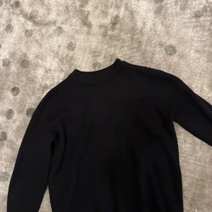 Svart tröja med knappar - En fin svart tröja med knappar vid sidan om, är i bra skick🧡🧡