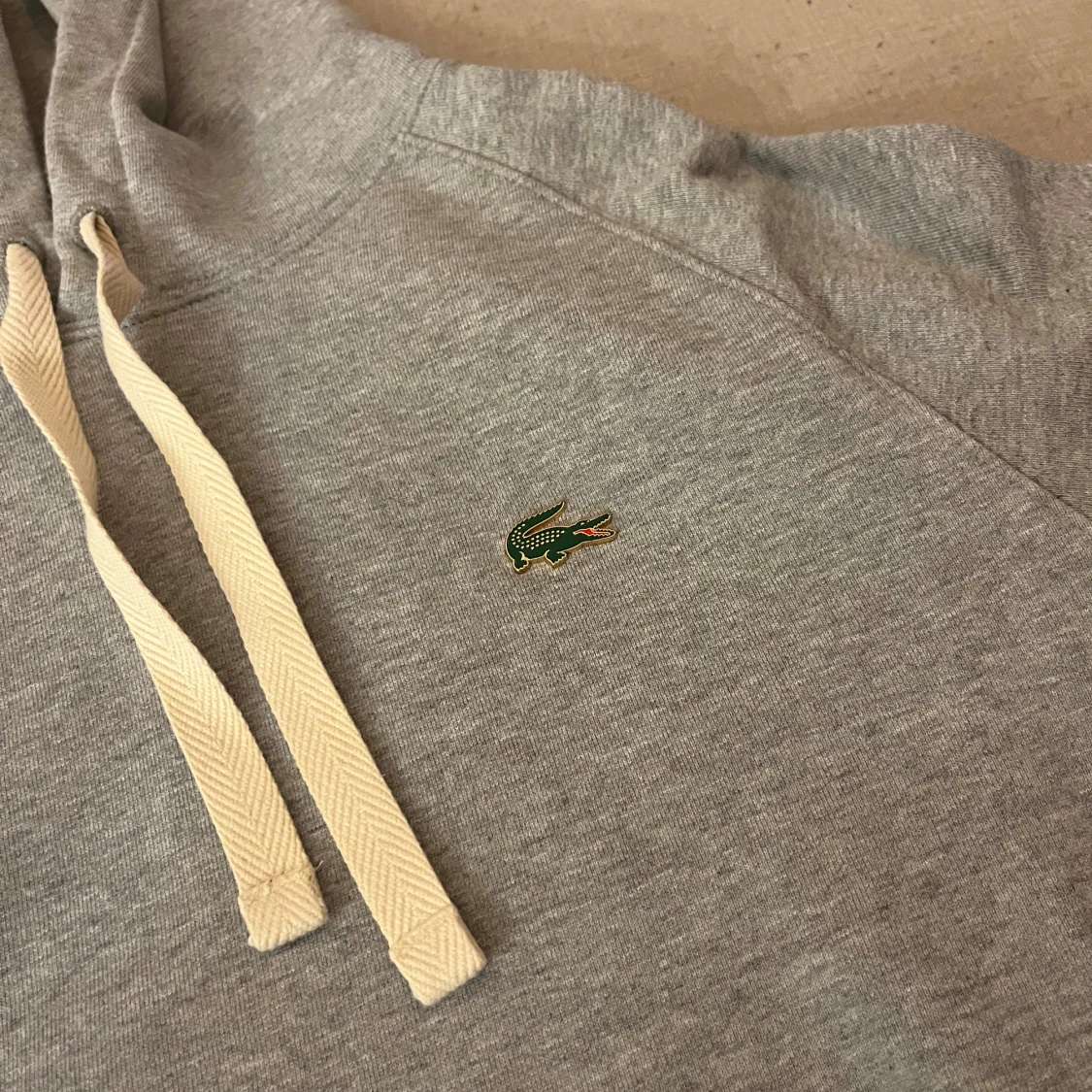 Grå hoodie från Lacoste - 91