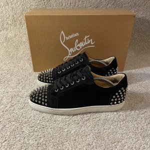 Christian Louboutin Skor - Svarta Louboutins med spikar bak & fram, nypris runt 9,000-10,000kr, mitt pris är 4,500kr. Storlek 40,5 men passar lite större. Tilkommer skopåsar.