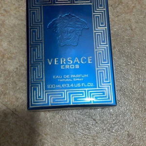 Versace Eros Eau de Parfum - Säljer en lyxig Versace Eros Eau de. Flaskan innehåller 100 ml. Perfekt för den som vill ha en elegant och kraftfull parfym. Passar både till vardags och fest Oöppnad! Ny pris 1650 kr! Skriv om du undrar något😊