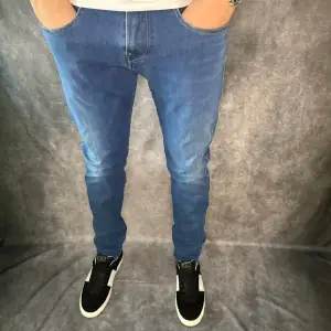 // Replay anbass hyperflex jeans | Storlek W32/L32 | Nypris runt 1800kr | Kontakta för fler frågor eller funderingar // Deluxecloset 