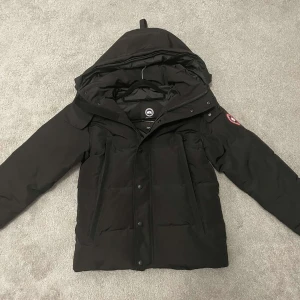 canada goose parka - Jätte god skick   Har knappt använt jackan 