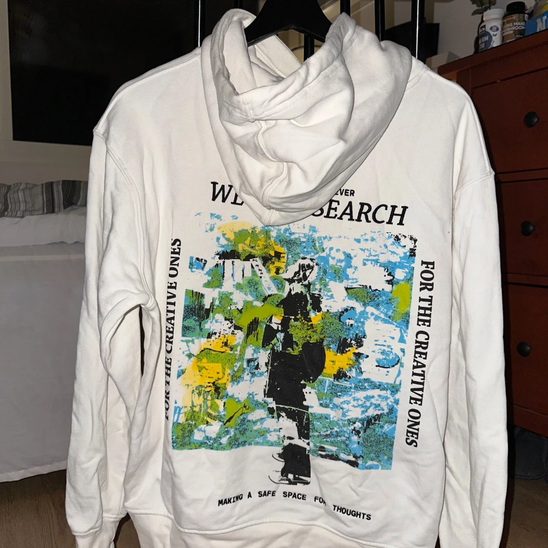 Hoodie med tryck från pull and bear 