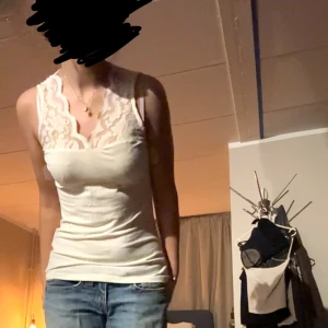 Spets linne - Aldrig använt, inga defekter. Pris kan diskuteras.  Har en likadan i svart också som är upp för försäljning!