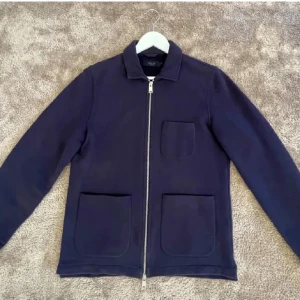 Overshirt - Hej! Jag säljer min marin blåa overshirt från brothers (Riyel). Skicka 9/10. Nypris är 1200 kr men min pris är 499 kr. Har ni funderingar gärna fråga. Vid snabbt äffer så kan jag sänka priset. 