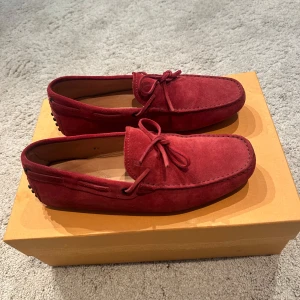 Tods loafers  - Tods loafers Ferrari röda. Fint skick! Storlek 6.5 motsvarar 40.5. Pris 1199kr nypris 6000kr ungefär. 