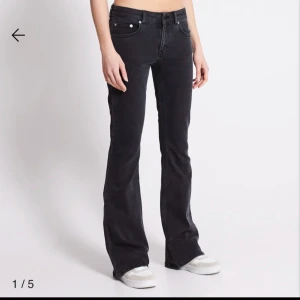 Svarta bootcut jeans - Säljer ett par snygga svarta bootcut jeans i mycket bra skick. De är lågmidjade och har en klassisk femficksdesign. Perfekta för både vardag och fest! 💗dem är från lager 157 i strl xs och säljer då dem är förstora för mig💗säljs eller byt mot ett par i xxs 