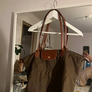 Longchamp väska  - Några defekt men bra skicka. Perfekt till skola💕