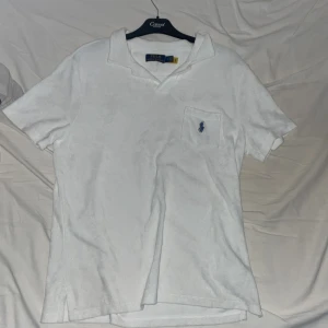 Ralph lauren piké  - En snygg Ralp lauren piké i frotté i storleken M ✅ nypris 1500 mitt pris 299 💸👍🏼 Skick 9/10