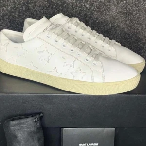 Saint Laurent skor - Säljer dessa feta Saint Laurent skorna | Cond, 8/10. Extra snören finns | Pris 1999 | Hör av er vid fler frågor 🙌