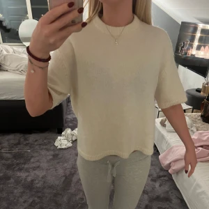 Stickad T-shirt - Från Gina