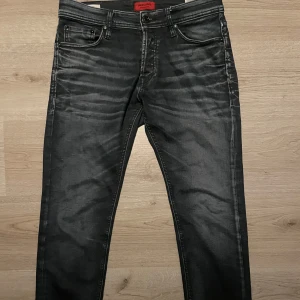 Jack & Jones jeans - Feta jeans i slim fit stilen. 32/32. syns minimalt att dem har blivit använda. 7/10 condition.  Ställ frågor!