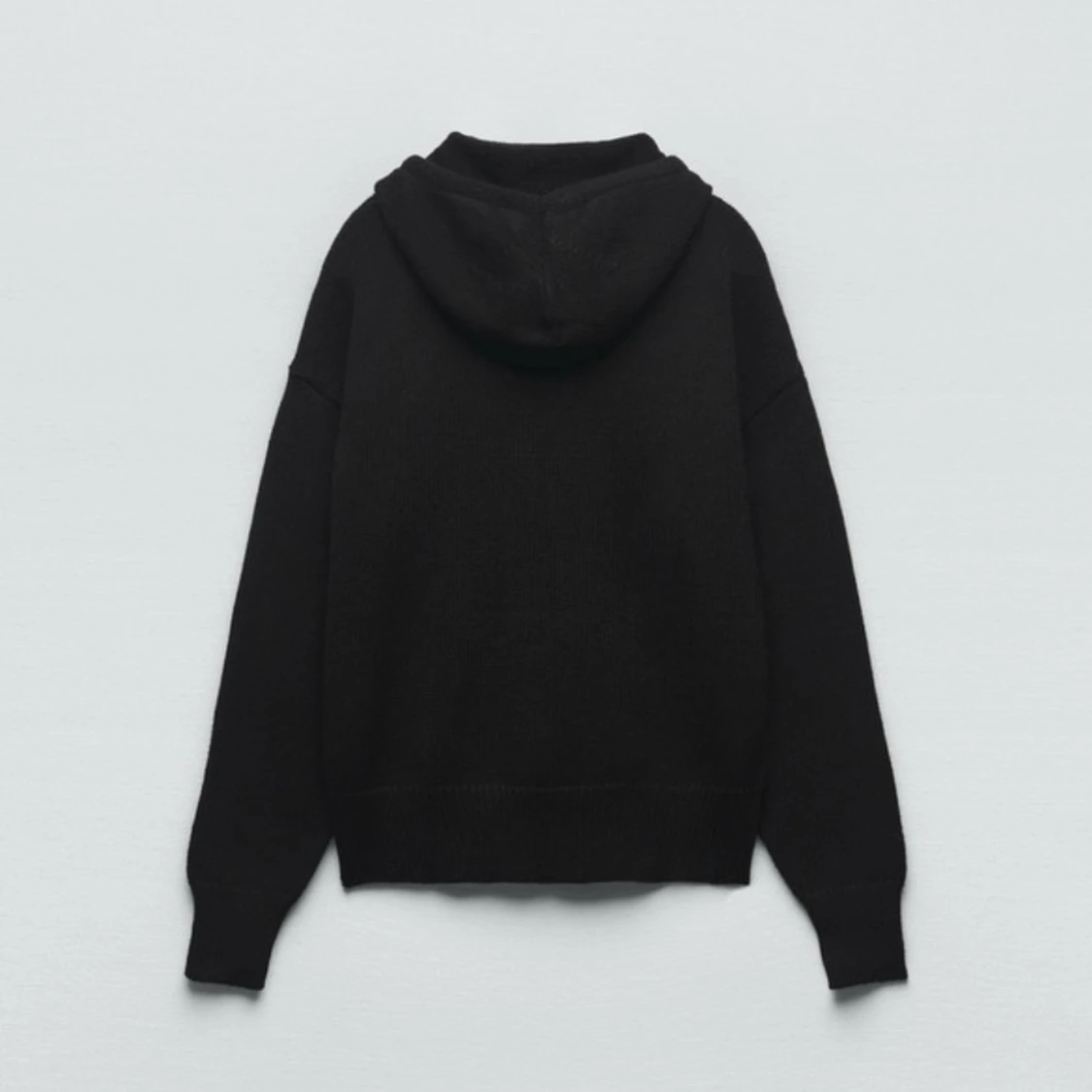 Svart hoodie i stickat material - 93
