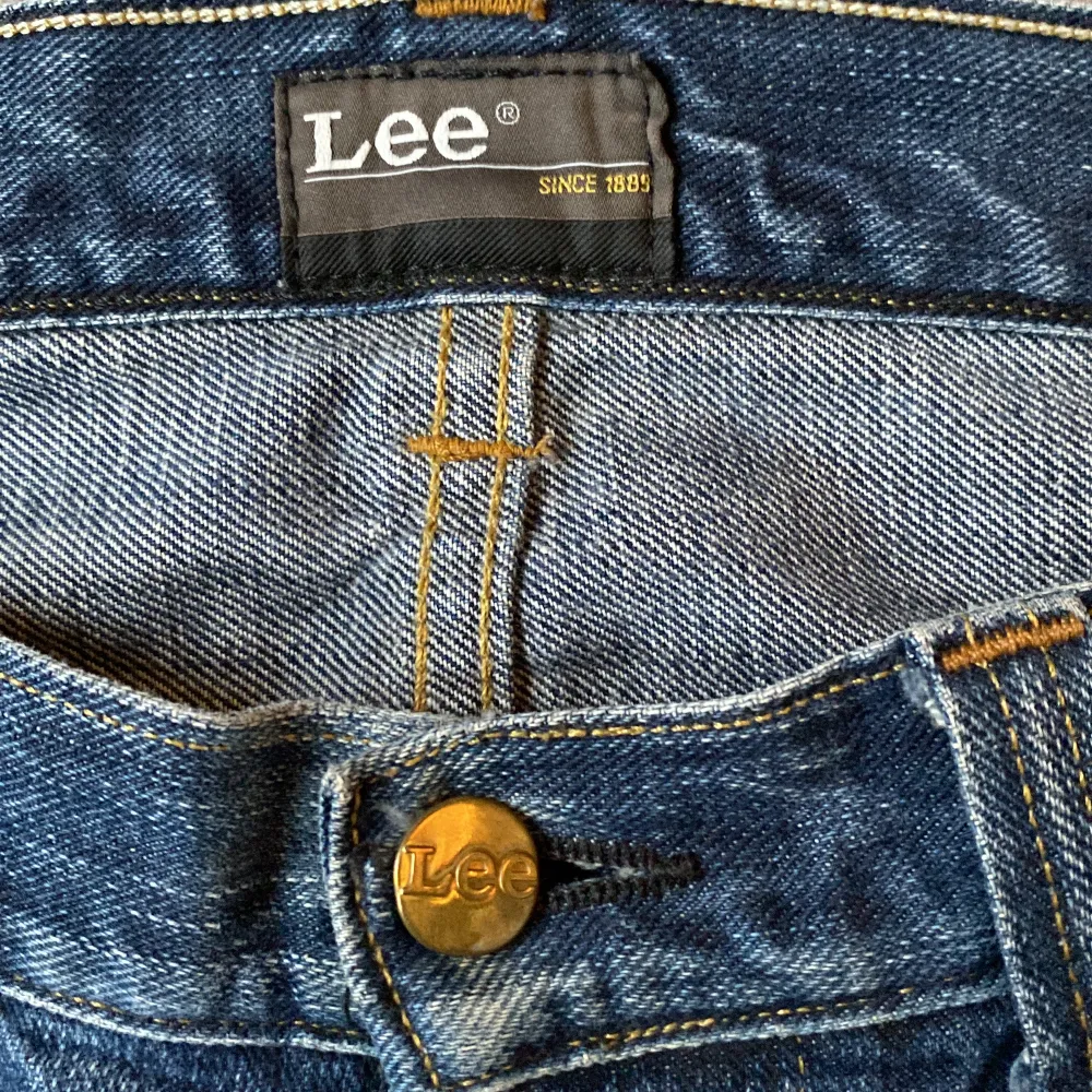 Säljer ett par klassiska blå jeans från Lee . tillverkade i bomull, vilket gör dem både bekväma och hållbara. Perfekta för vardagsbruk och kan enkelt matchas med olika outfits. Jeansens skick är mycket bra och de har en traditionell knappgylf.. Farkut & Housut.