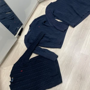 3st Mörkblå stickade tröjor från Ralph Lauren - Säljer snygga mörkblå stickade tröjor från Ralph Lauren. Den har ett klassiskt flätmönster och en liten röd logga på bröstet. Perfekt för både höst och vinter, och dem är i mycket bra skick. Passar till både vardag och lite finare tillfällen. Alla 3st: 2199SEK - - 799SEK/st