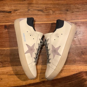 Golden Goose Skor - Ett par Golden Goose skor i storleken 42 Det är i princip oanvända och medföljande är en dust bag och lådan. Pris kan diskuteras vid snabb affär och vid någon fundering skriv gärna!