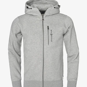 sail racing zip hoodie  - jätteskön och fin tröja ifrån sail racing. ganska bra skick och skönt material. hoodies är i storlek 160 men sitter bra på mig som har strl xs/s i vanliga fall. kontakta mig gärna vid frågor!