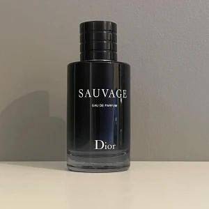 Dior Sauvage 100ml - Säljer en nästan full dior sauvage EDP. 100ml ca 80-90 ml kvar! Inte omöjlig med priset