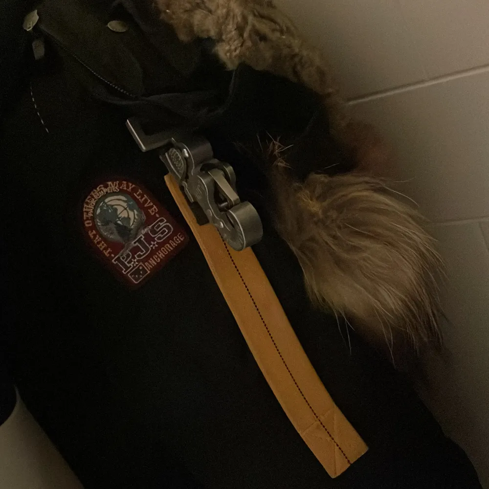 Säljer en svart dunjacka från Parajumpers i mycket bra skick. Jackan har en mysig pälsfodrad huva och stängs med dragkedja. Perfekt för kalla vinterdagar! 🖤. Jackor.