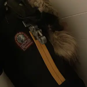 Säljer en svart dunjacka från Parajumpers i mycket bra skick. Jackan har en mysig pälsfodrad huva och stängs med dragkedja. Perfekt för kalla vinterdagar! 🖤