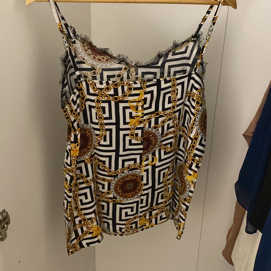 Mönstrad linne med spetsdetaljer - 90