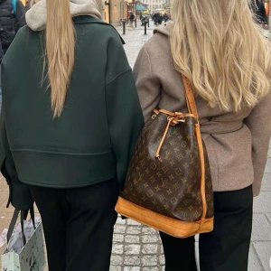 Louis Vuitton Noé väska  - Säljer världens finaste LV Noé väska pga att den inte kommer till användning mycket längre😓Väldigt fint skick då botten och sidorna av väskan fixades för några månader sedan. Axelbandet är lite slitet men inget som stör användning. Möts helst upp i sthlm vid köp✨💝