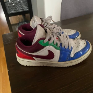 Jordans - Färgglada låga jordans med lite defekter 