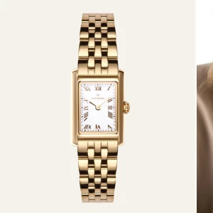 Guldfärgad klocka från Mockberg - Säljer en elegant guldfärgad klocka från Mockberg med rektangulär urtavla och romerska siffror.  Perfekt för både vardag och fest! Kommer med originalförpackning och extra länkbitar.❤️