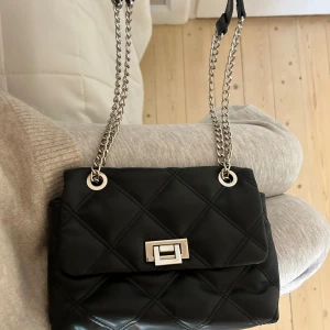 Handväska - Jättefin väska som inte kommer till användning längre. Använd men fortfarande i bra skick!