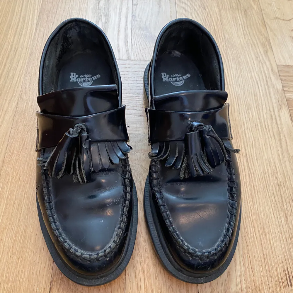 Säljer ett par klassiska svarta loafers från Dr. Martens i använt men fint skick. Skorna har en stilren design med tofsdetaljer och är tillverkade i skinn. Nypris 2000kr. . Skor.