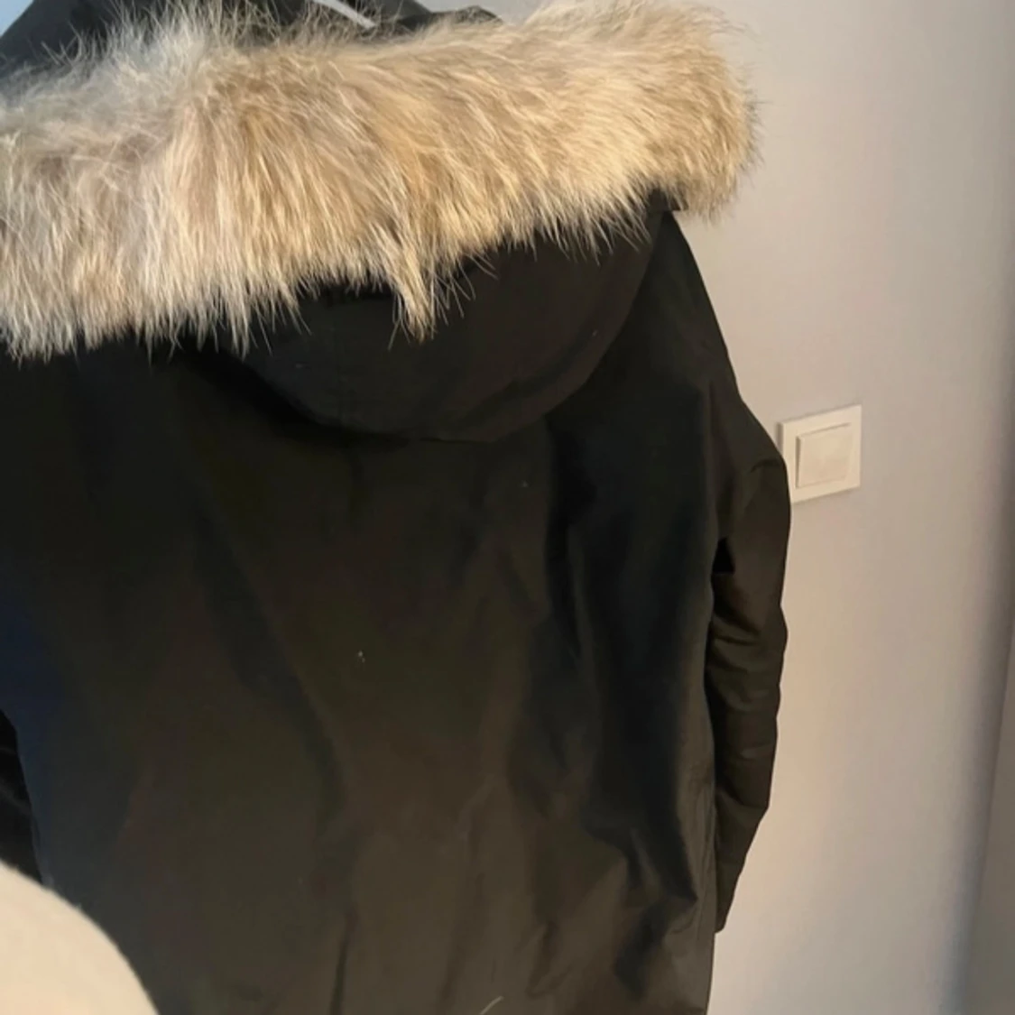 Svart parkajacka med pälsdetalj från Woolrich - 90