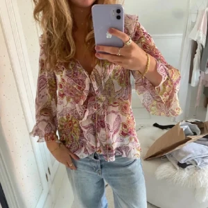 Blus från Zara!! Jätte populär  - Säljer min super fina blus ifrån Zara, köpte den men har aldrig använt den. Den är i jätte skick och är super populär! ❤️