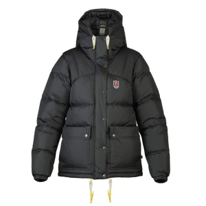 Fjällräven jacka - Säljer denna fjällräven jackan i modellen Expedition down lite i svart. Jackan är köpt förra vintern på Naturkompaniet för 6999:- Använd ett fåtal ggr och är därav i nyskick, utan sminkfläckar eller skador. Skriv för fler bilder och funderingar :) ❤️