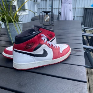 Nike Air Jordans i rött och vitt - Säljer ett par klassiska Nike Air Jordans i rött, vitt och svart. Skorna har en snygg snörning och är i mycket bra skick. Perfekta för både vardag och fest! Storlek är på skon 45 men passar ej mig som har 45 så skulle säga 44 så de är knappt anvönda priset ej hugget i sten
